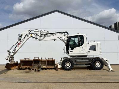 Liebherr A918 Compact - 5 Buckets + Forks / Quick Coupler vendida por Boss Machinery