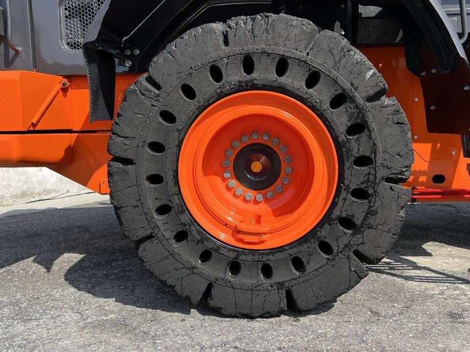 Hitachi ZW220-5B Foto 4