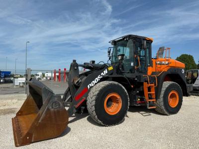 Doosan DL320-7 vendida por MEK Srl