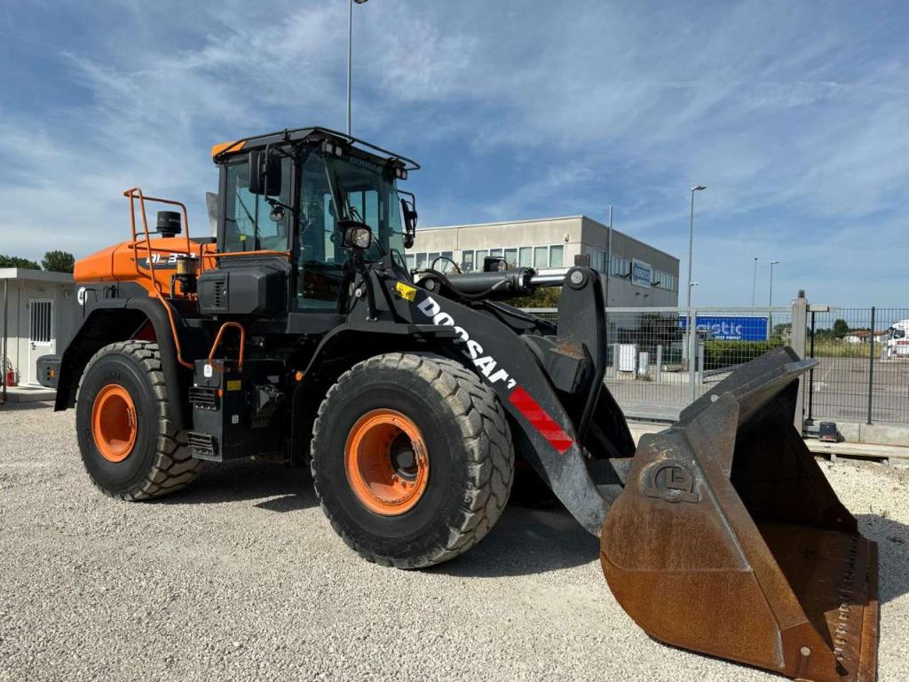 Doosan DL320-7 Foto 2