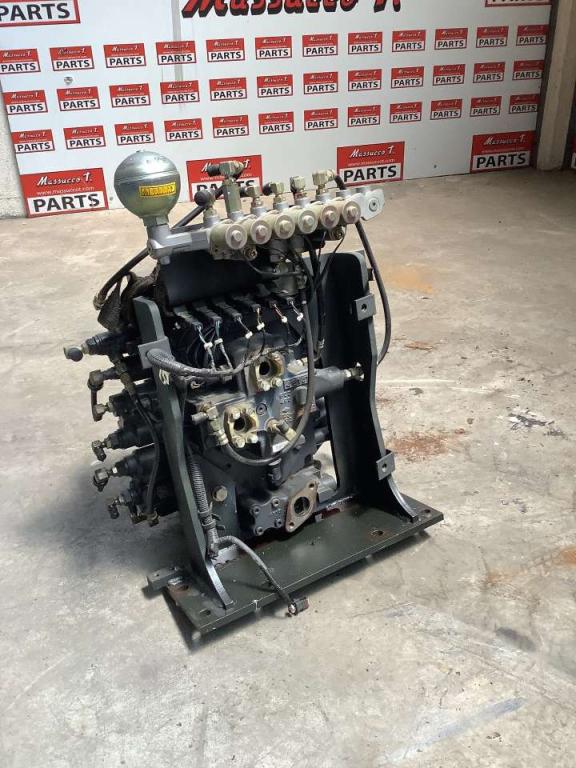 Distribuidor hidraulico para Komatsu PC228-3 Foto 2