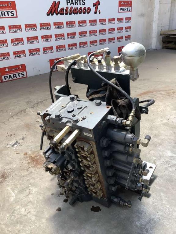 Distribuidor hidraulico para Komatsu PC228-3 Foto 3
