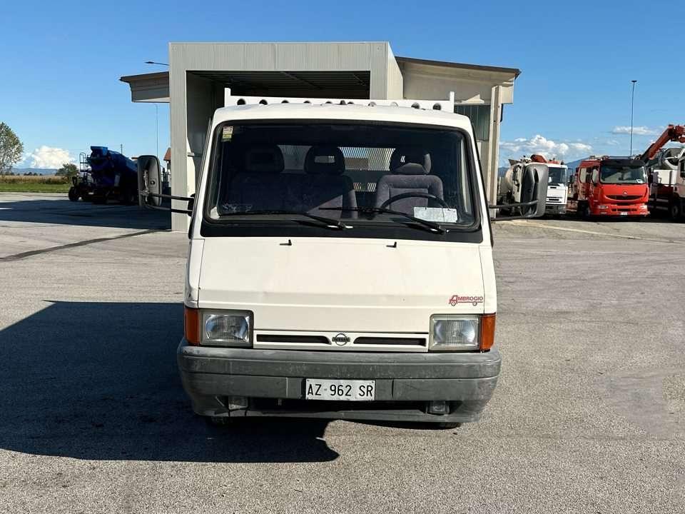 Nissan Trade 100 4x2 Foto 12