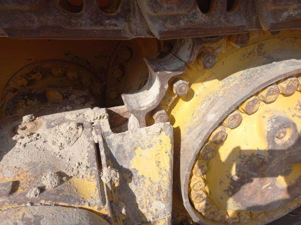 Komatsu D155A-6R (4pcs available for sale in Abu Dhabi) Foto 14