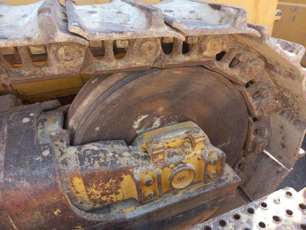 Komatsu D155A-6R (4pcs available for sale in Abu Dhabi) Foto 17