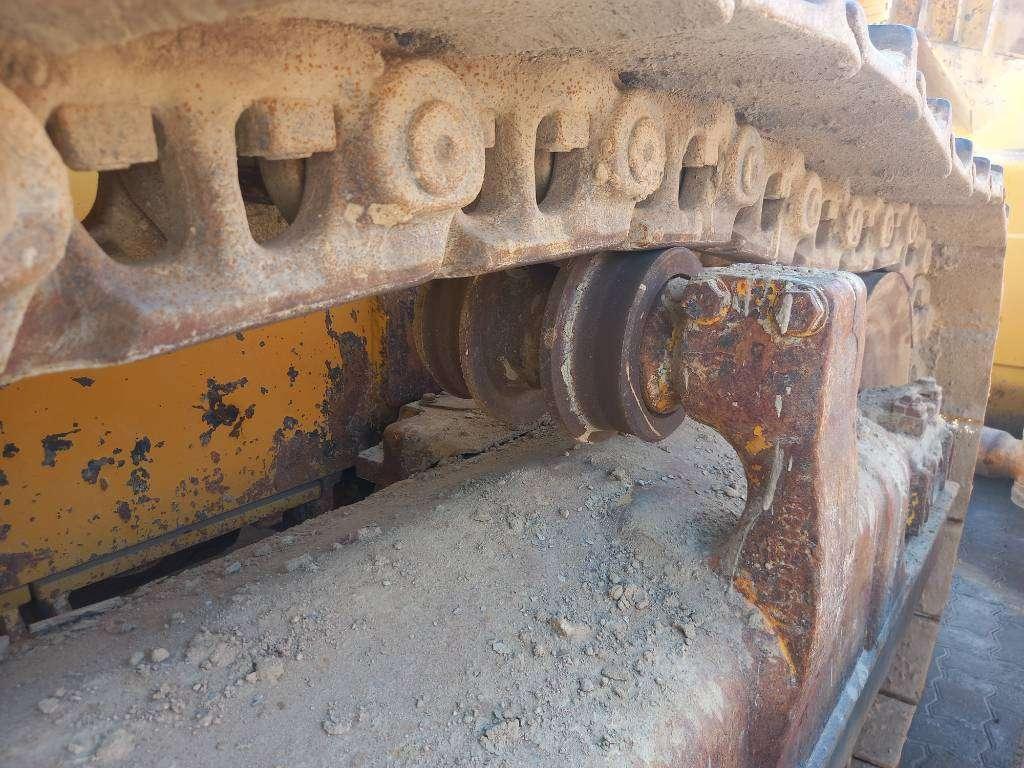 Komatsu D155A-6R (4pcs available for sale in Abu Dhabi) Foto 6