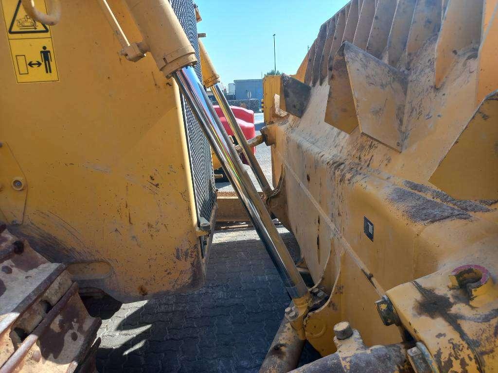 Komatsu D155A-6R (4pcs available for sale in Abu Dhabi) Foto 7