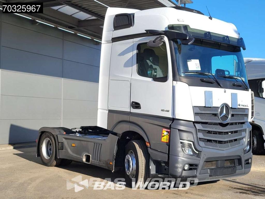 Mercedes-Benz Actros 1845 4X2 BigSpace Retarder 2x Tanks Standklima Navi Foto 8