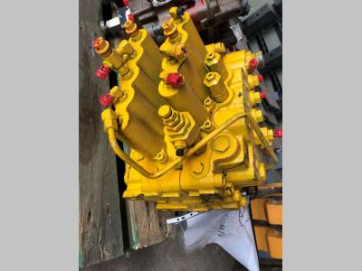 Distribuidor hidraulico para JCB JS220 vendida por Fratelli Zenzalari S.r.l.