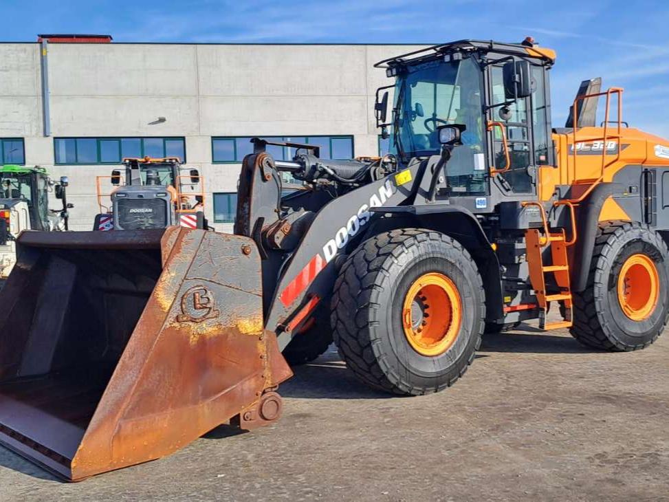 Doosan DL320-7 Foto 1