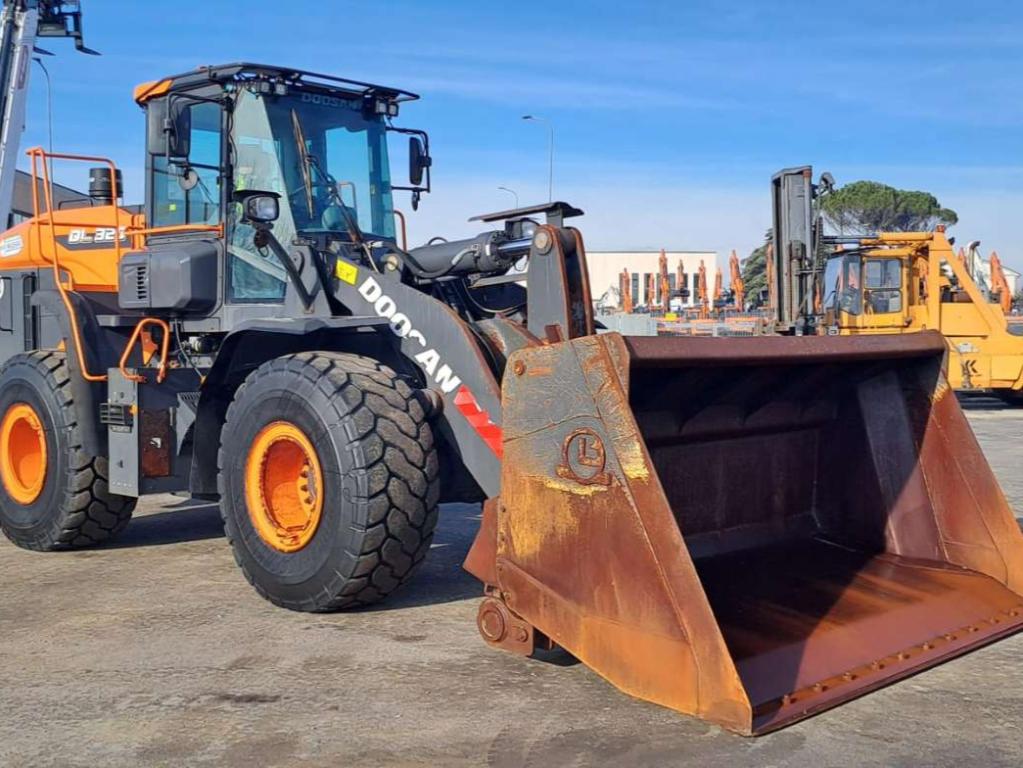 Doosan DL320-7 Foto 7