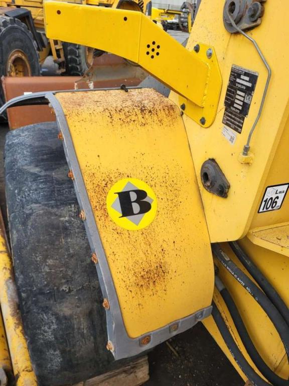 Volvo left front mudguard 16359034 for Volvo  L110E, L110F, L110G... Foto 1