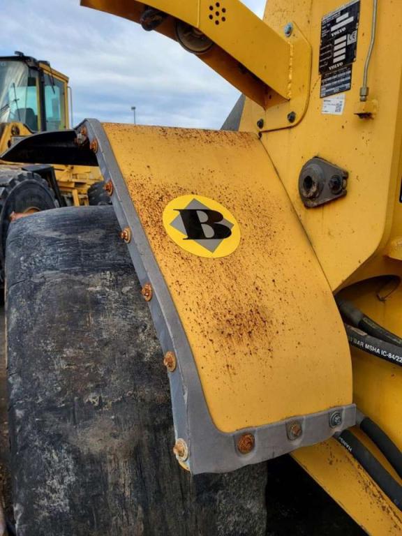 Volvo left front mudguard 16359034 for Volvo  L110E, L110F, L110G... Foto 2