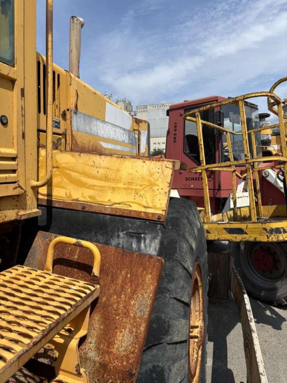 Volvo Front and rear mudguards for Volvo L120C and L120D. Foto 3
