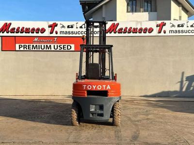 Toyota 02-5FD40 vendida por Massucco T. Srl