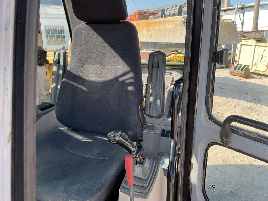 New Holland E145 Foto 9