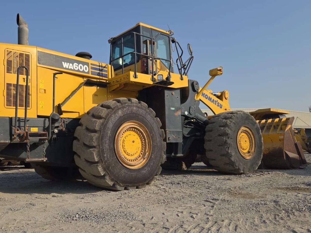 Komatsu WA600-6R Foto 11