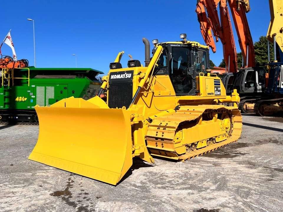 Komatsu D65 Foto 1