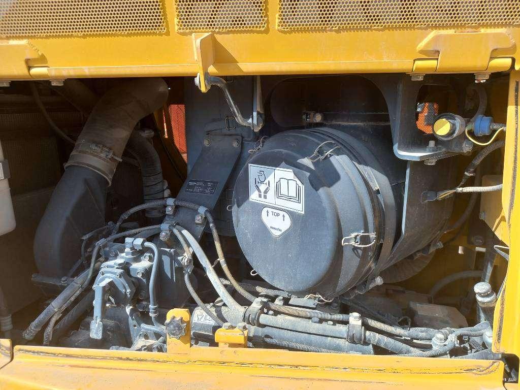 Komatsu D155A-6R (4pcs available for sale in Abu Dhabi) Foto 19