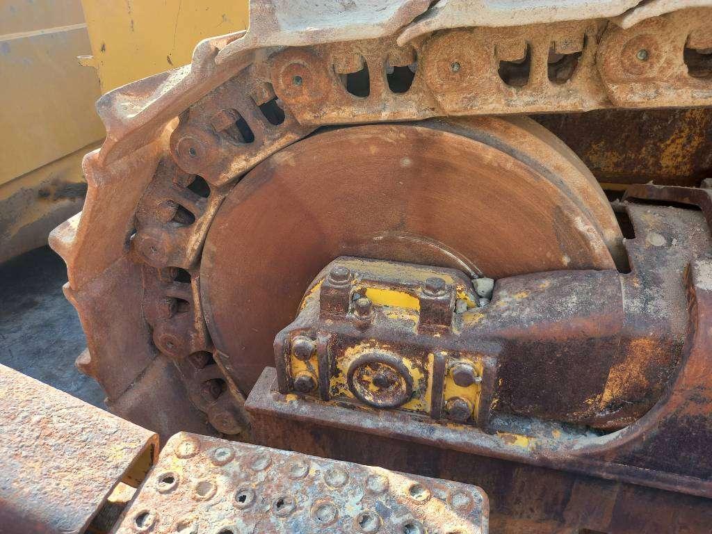 Komatsu D155A-6R (4pcs available for sale in Abu Dhabi) Foto 5