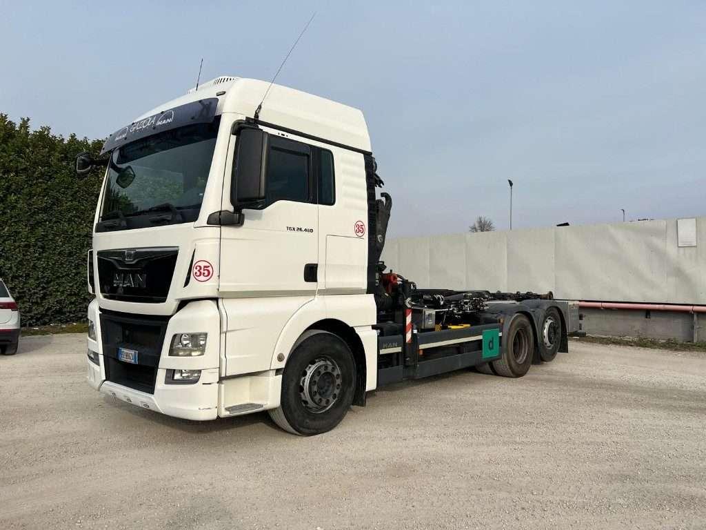 Man TGX 26.480 SCARRABILE CON GRU DIETRO CABINA Foto 1
