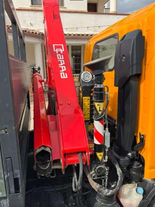 Isuzu con gru Foto 3
