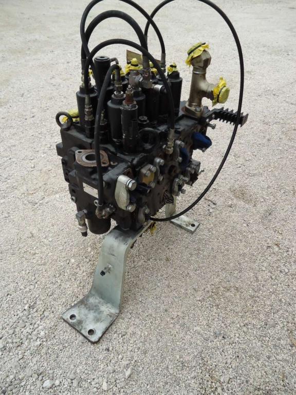 Distribuidor hidraulico para New Holland E385B Foto 4